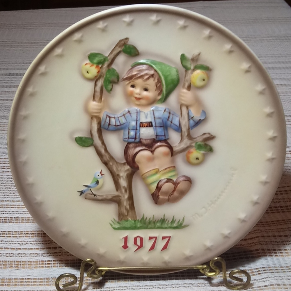 GOEBEL M.I.HUMMEL ANNUAL PLATE 1977 ‘APPLE TREE BOY’